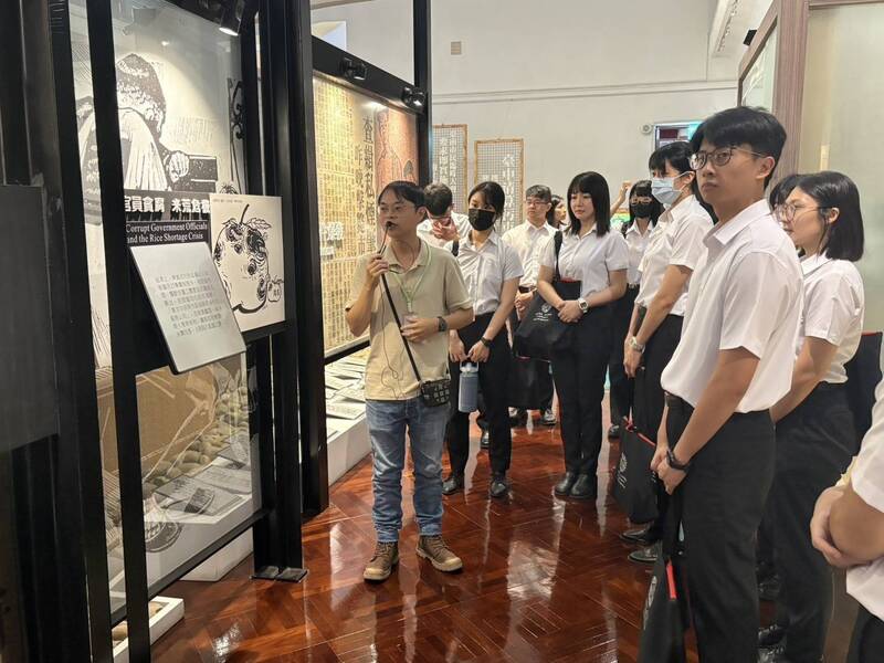 调查局表示,此次安排3处具转型正义意涵场址,希望新进调查官在投入执法工作前,进一步理解自由、民主、人权与公正执法的意义。(调查局提供) 调查局表示,此次安排3处具转型正义意涵场址,希望新进调查官在投入执法工作前,进一步理解自由、民主、人权与公正执法的意义。(调查局提供)