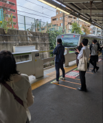 傻眼！日本横滨列车开过头140公尺 逾百名旅客无法上下车