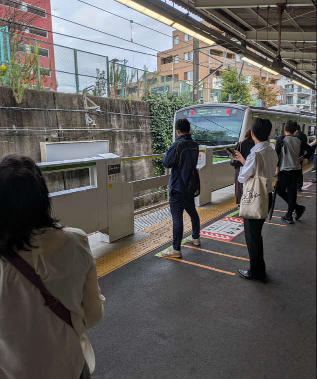 日本JR横滨线列车在十日市场站开过头140公尺,许多旅客无法上下车。十日市场站示意图。(图撷自「@JpJhjapan84」X帐号) 日本JR横滨线列车在十日市场站开过头140公尺,许多旅客无法上下车。十日市场站示意图。(图撷自「@JpJhjapan84」X帐号)